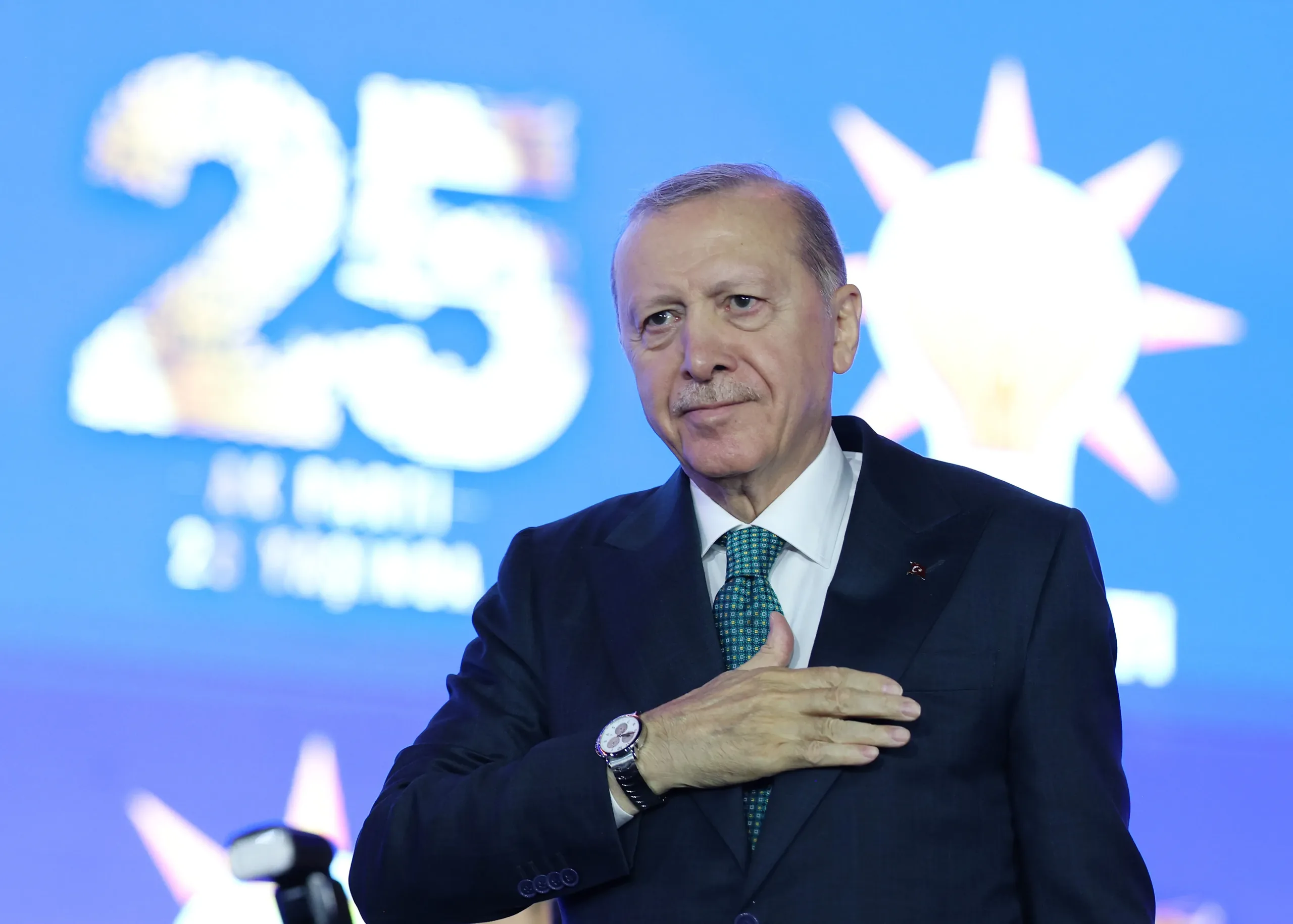 25. kuruluş yıl dönümü programında, arkada “25” görseliyle elini göğsüne koyarak katılımcıları selamlayan Cumhurbaşkanı ve AK Parti Genel Başkanı Recep Tayyip Erdoğan.